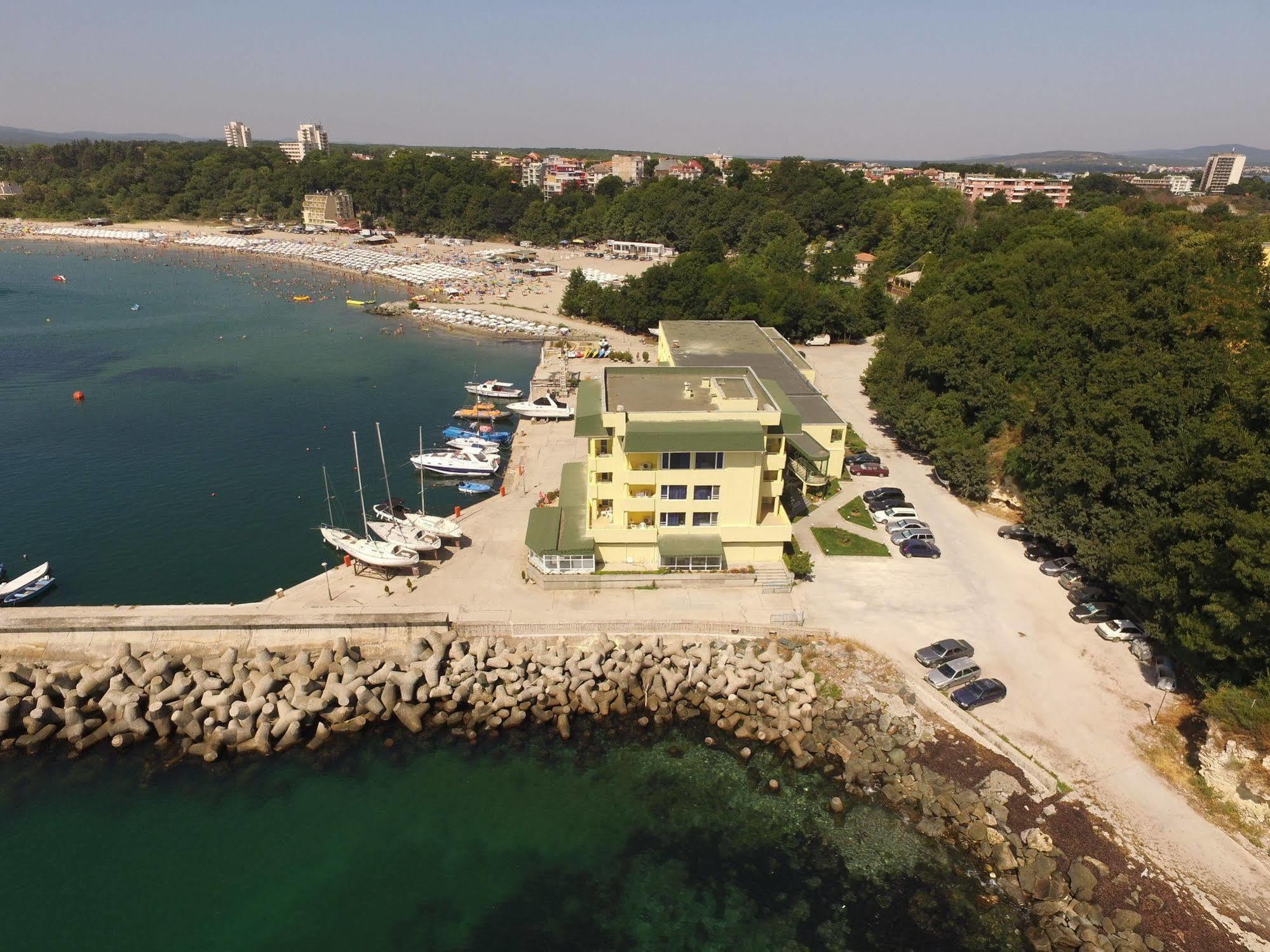 Hotel Marina Kiten  Exteriör bild