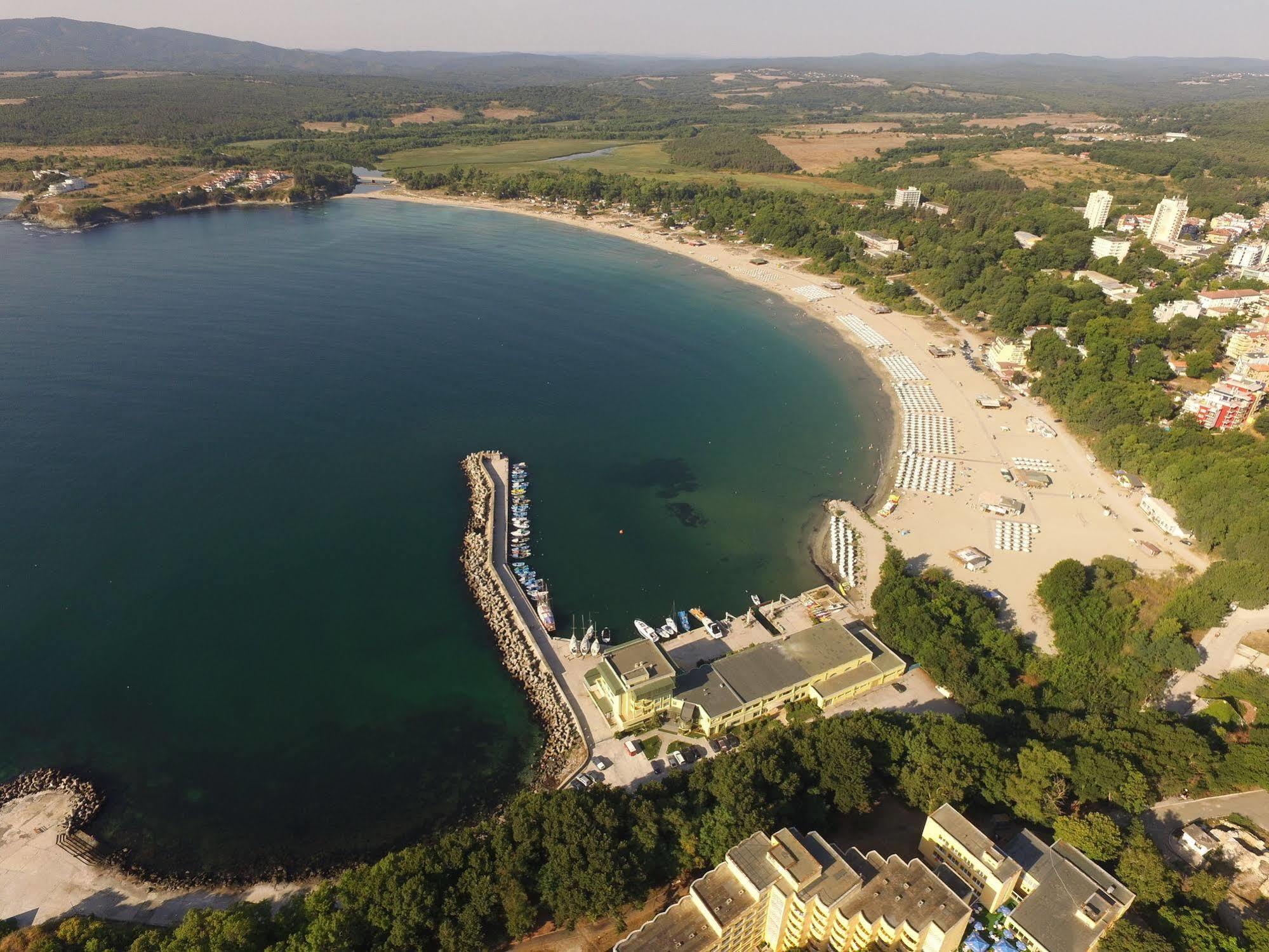 Hotel Marina Kiten  Exteriör bild