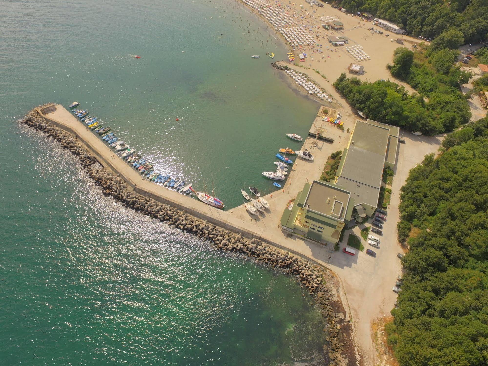 Hotel Marina Kiten  Exteriör bild