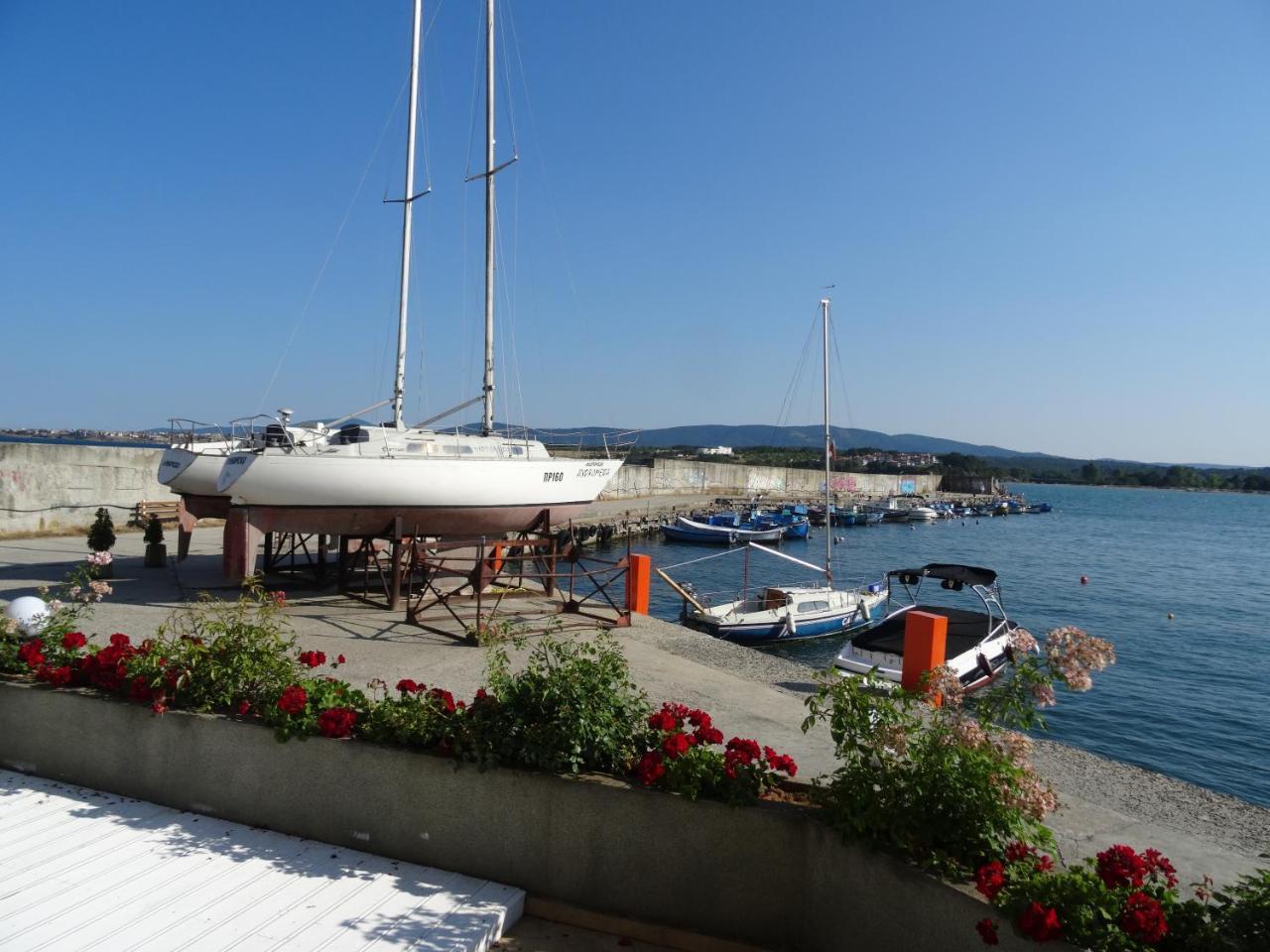 Hotel Marina Kiten  Exteriör bild
